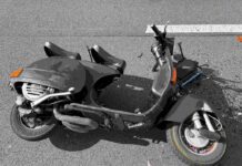 Auffahrkollision zwischen Roller und Auto – Mann schwer verletzt