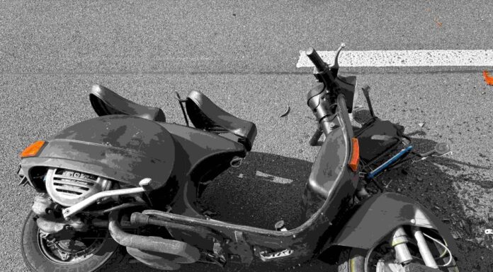 Auffahrkollision zwischen Roller und Auto – Mann schwer verletzt