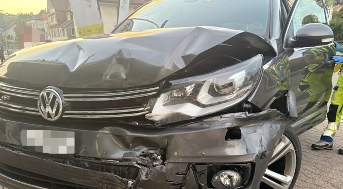 Zuzwil: Fahrunfähig mit Auto in Hausfassade geprallt