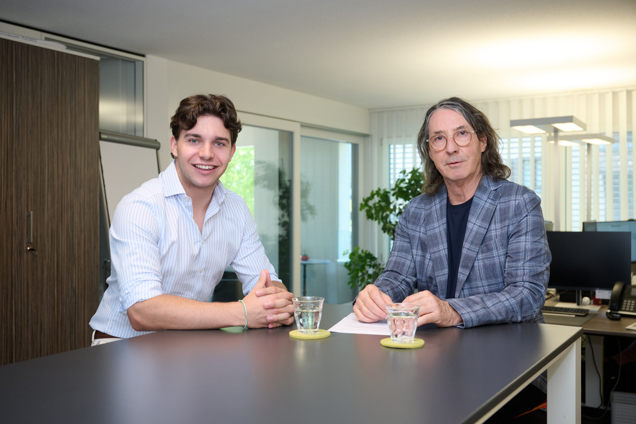 Johannes Kaiser im Gespräch mit Laurin Specht (19).