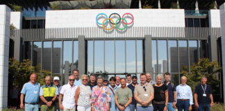 Liechtensteinische Olympionik*innen beim Wall Signing in Lausanne
