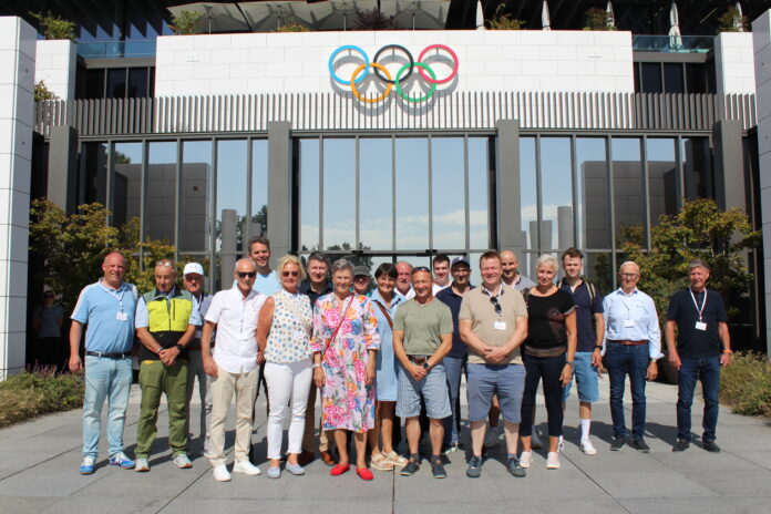 20 ehemalige OlymionikenInnen in Lausanne.jpg