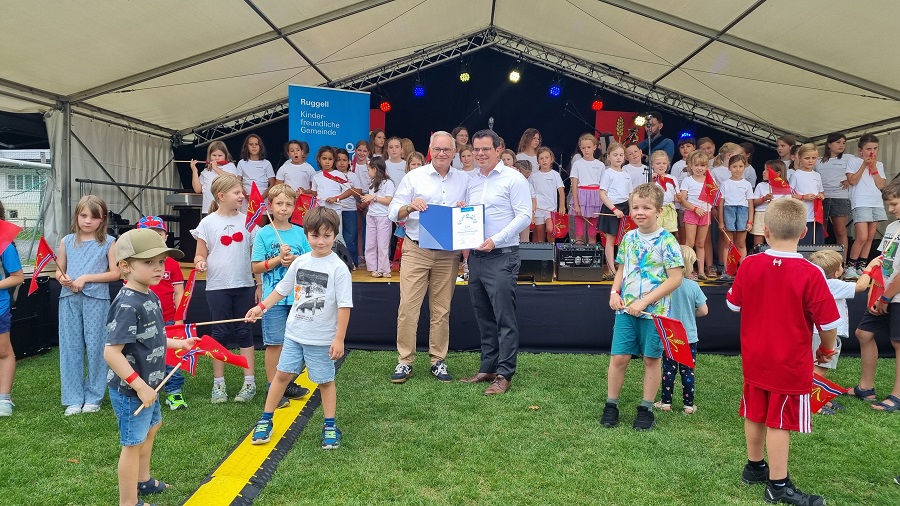 Bild Gde.Ruggell- Unicef kinderfreundlichste Gemeinde, Dr.Tschütscher und Vorsteher bei der aUSZEICHUNG. (002)