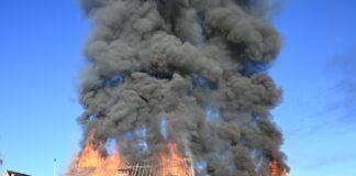 Zwei Scheunen in Vollbrand