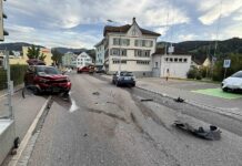 Frontalzusammenstoss zwischen zwei Autos- keine Verletzungen