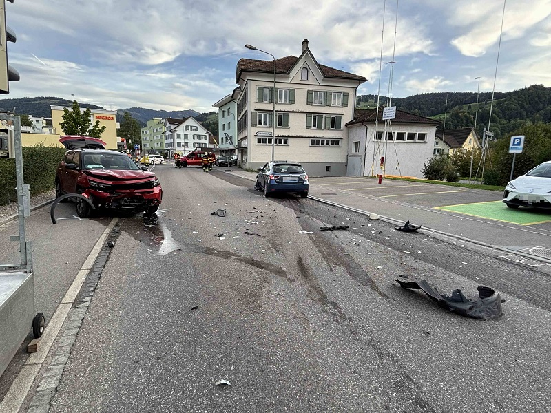 Frontalzusammenstoss von 2 Autos -Ebnat_Kappel