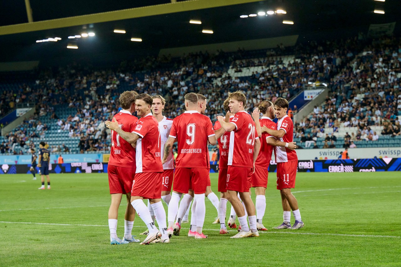 Jubel beim FC Vaduz nach 0-1 in Luzern durch STark. M.Z.
