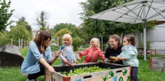 Coop: 5000-Franken-Spende für Projekt «AckerRacker» an der Kita Eschen FL