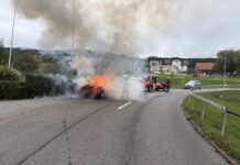 Auto während Fahrt in Brand geraten