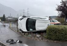 Auto überschlägt sich bei Unfall