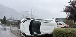 Auto überschlägt sich bei Unfall