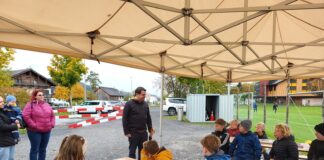 Kinder besichtigen Baustelle der neuen Spielplätze in Ruggell