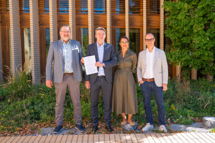 DpL-Landtagsabgeordnete übergeben dem Landtagssekretariat die Initiative.