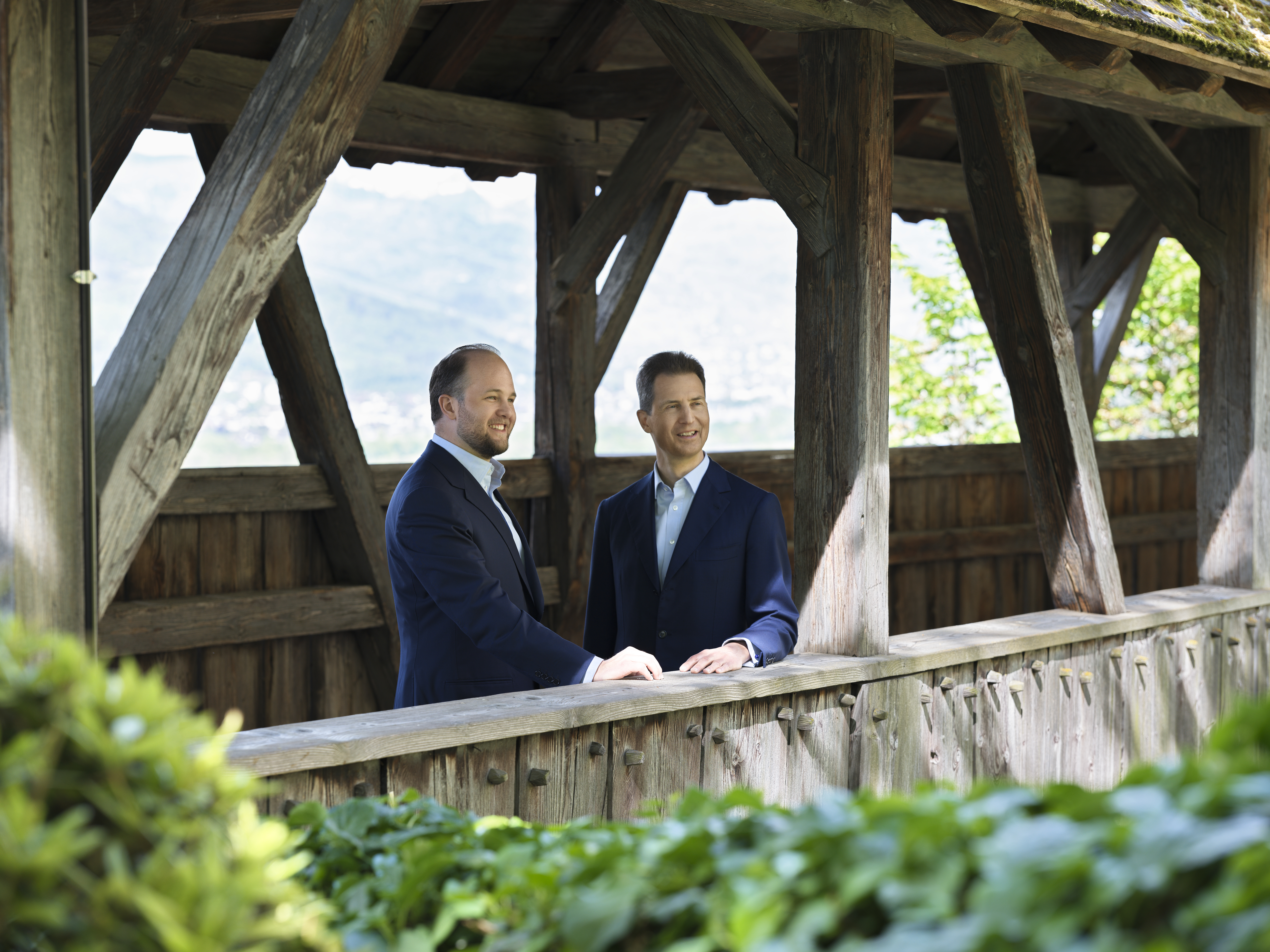 Erbprinz Alois mit Sohn Wenzel auf der Zugbrücke vor dem Schloss. Dass der Thronfolger bzw. die Thronfolgerin in Liechtenstein aufwächst und so bestmöglich auf die zukünftige Aufgabe vorbereitet wird, ist ein wichtiges Anliegen des Hauses.